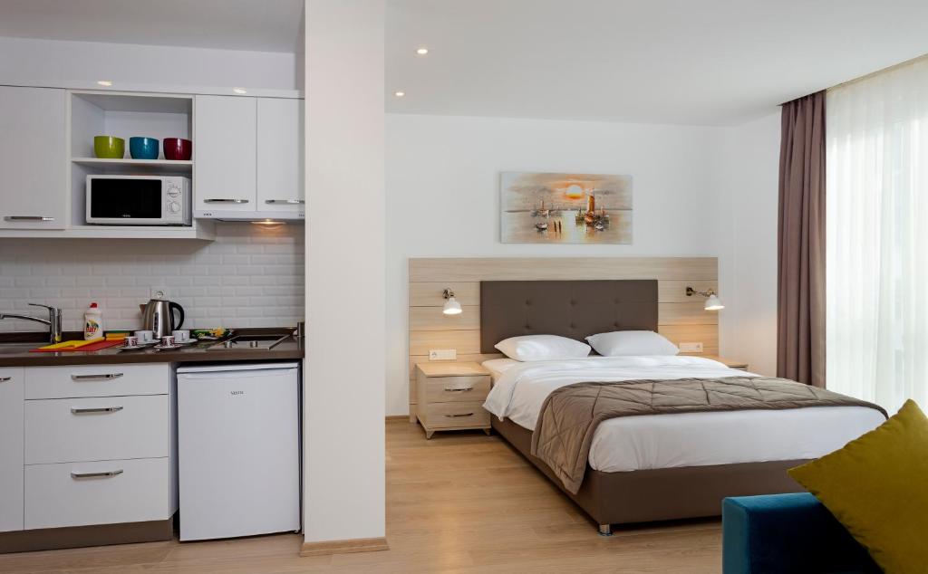 The Room Hotel & Apartments - 