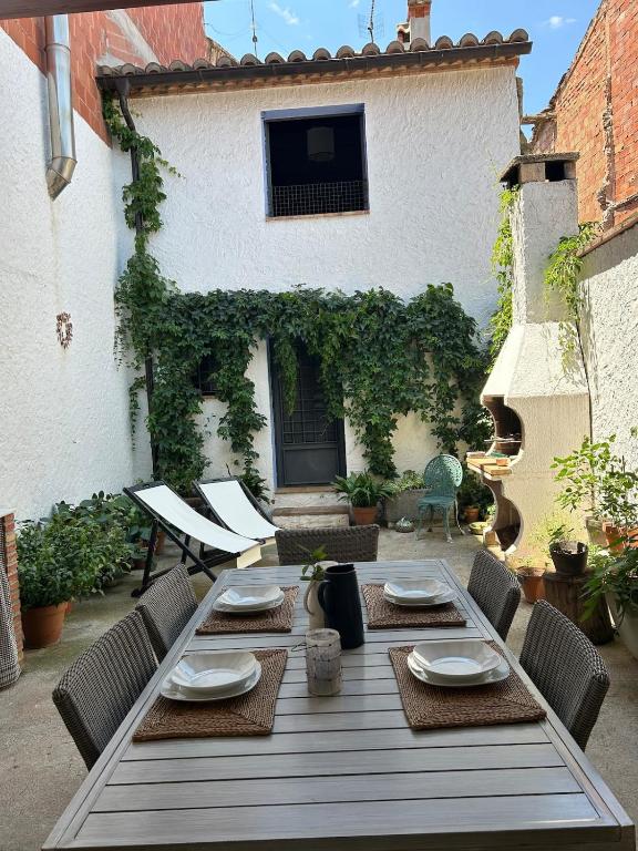 a table with plates and napkins on a patio at Casa el Estanco in Barracas