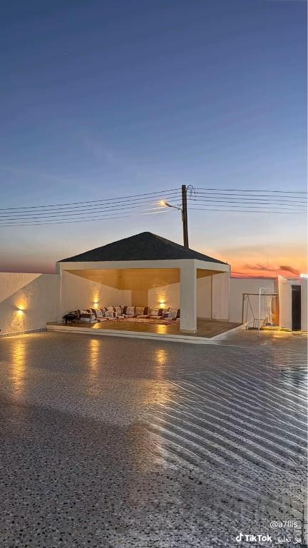 a building with a roof on top of a parking lot at فيلا الريف in Kusāt