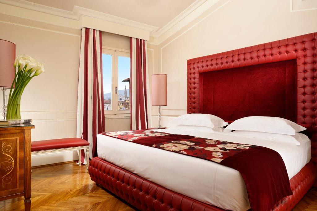 Postel nebo postele na pokoji v ubytování Brunelleschi Hotel