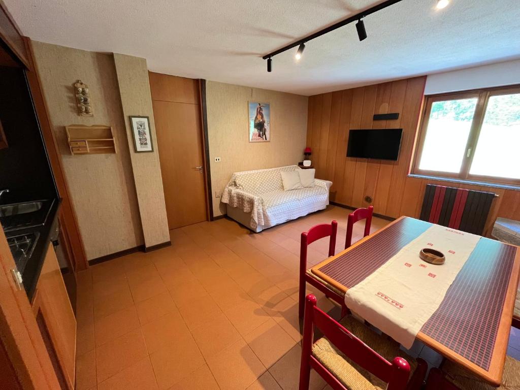 a room with a table and a bed in a room at Monterosa Paradise in Gressoney-la-Trinité