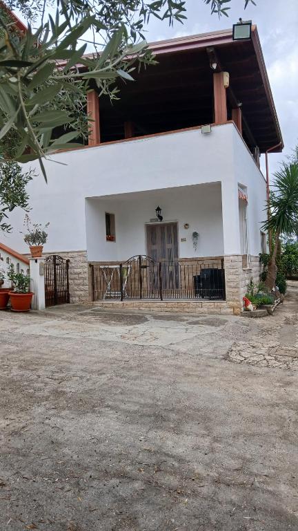 a white house with a gate and a fence at La Casa Del Nonno in Ischitella