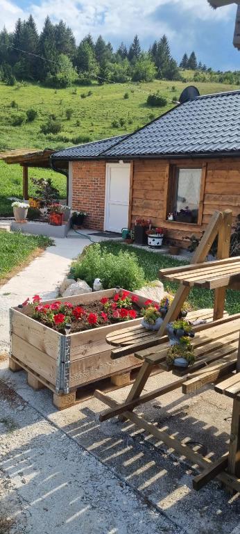 a garden with flowers in a wooden box at Planinska kuca Gogo in Kupres