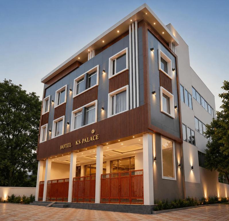 a building with the hotel uskirklee at Hotel KS Palace in Varanasi