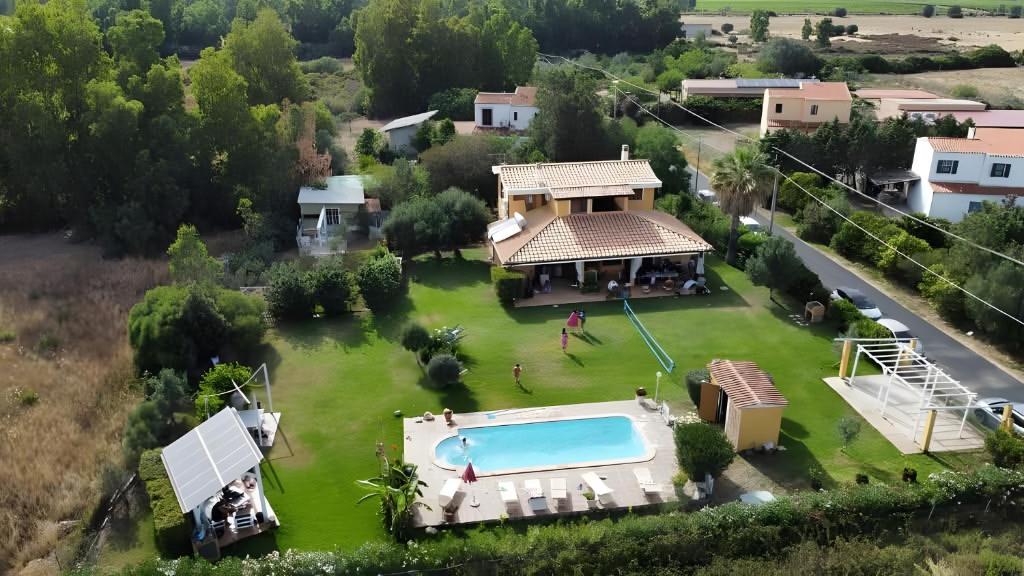 Luftaufnahme eines Hauses mit Swimmingpool in der Unterkunft Masone Verde in Castiadas