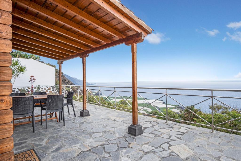 a patio with a table and chairs and the ocean at Moijama 12 in Los Llanos de Aridane