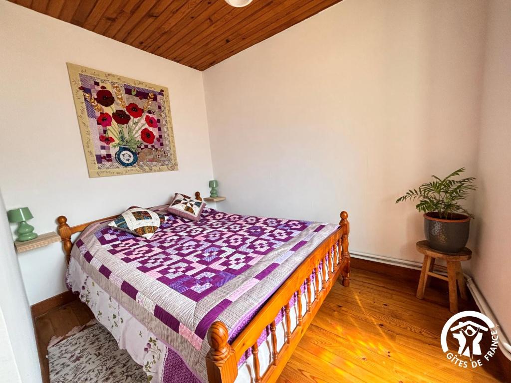 a bedroom with a bed and a painting on the wall at La Chambre des Tours in Biran