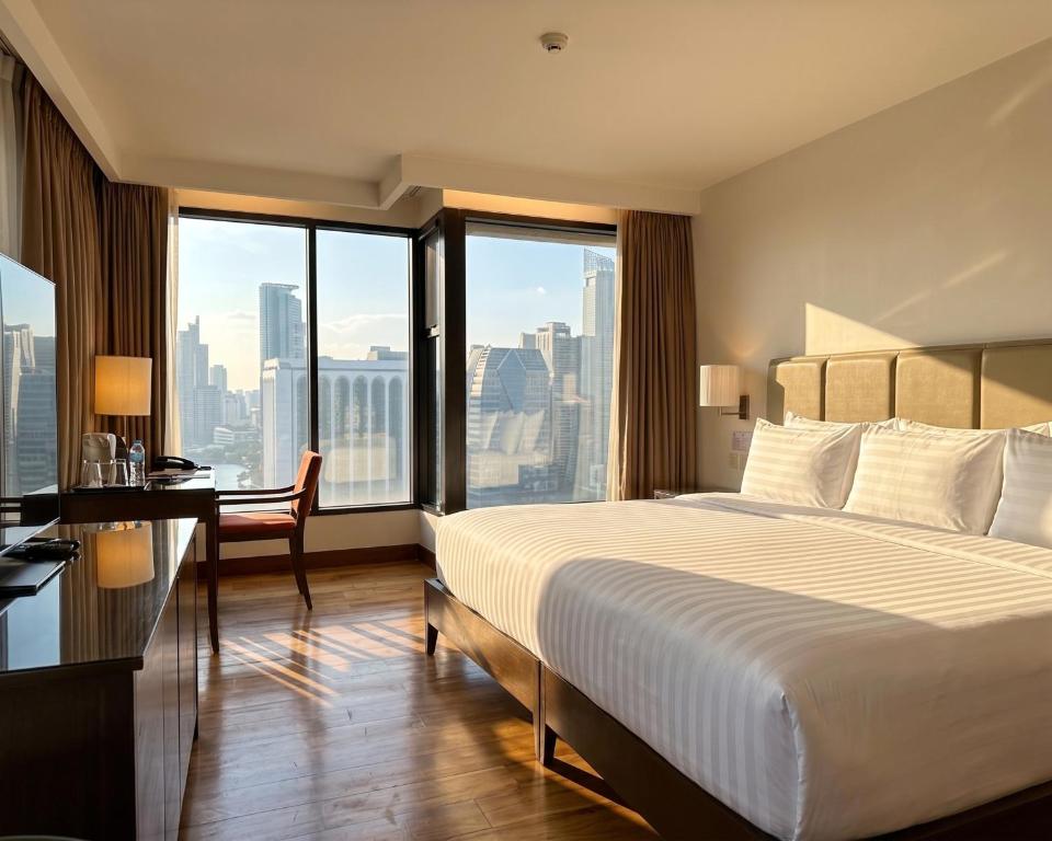 King room at City Garden Grand Hotel Manila