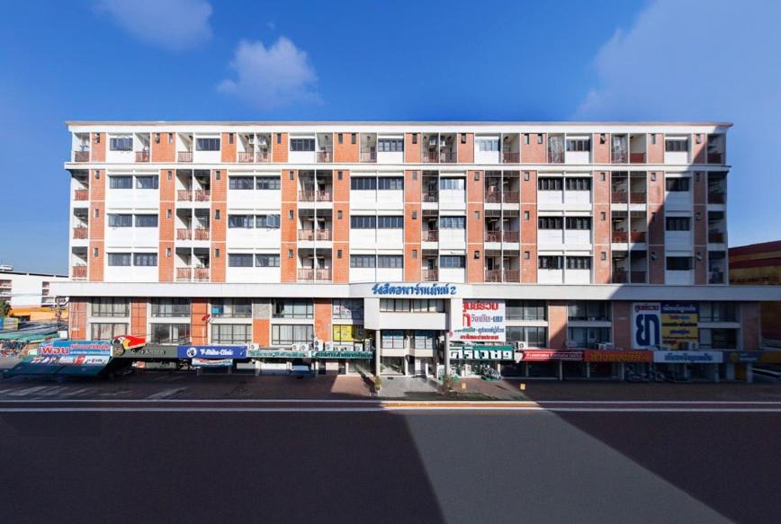a large apartment building in front of a street at Rangsit Apartment II in Ban Talat Rangsit