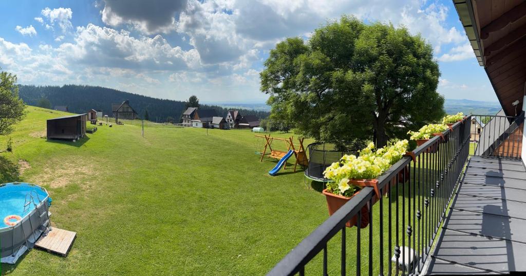 a balcony with a view of a yard at Tarasówka u Zająca in Zakopane