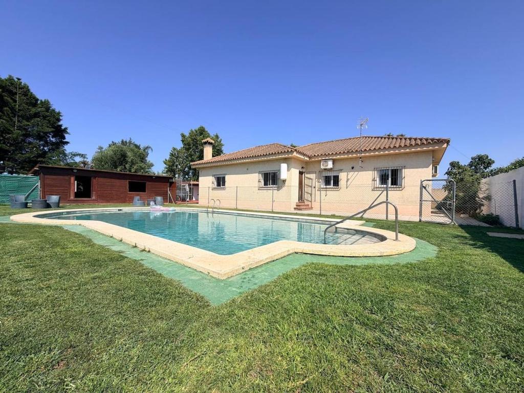 a swimming pool in the yard of a house at Finca La Talona, piscina in Cádiz
