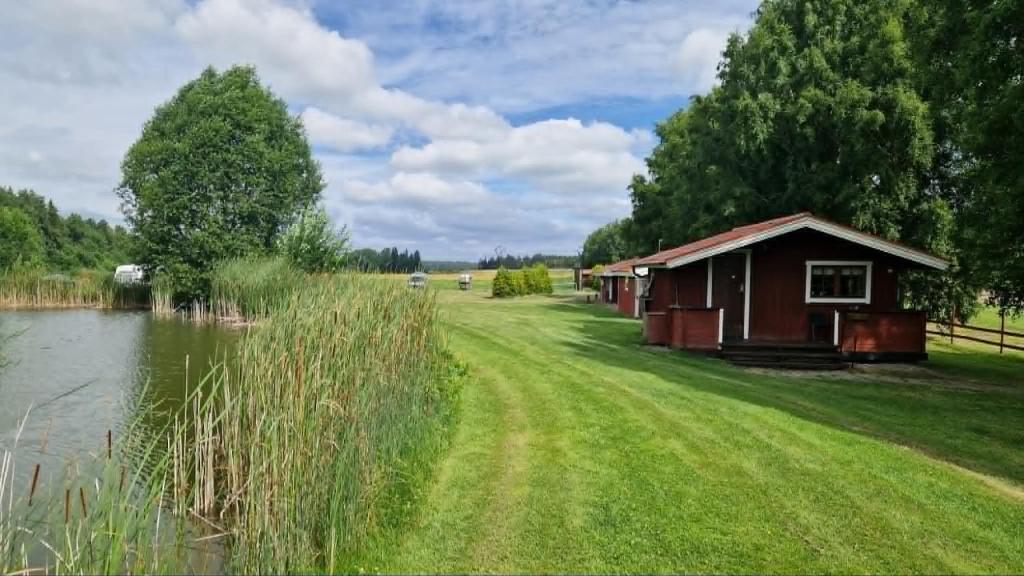 a small cabin on the side of a river at Gripenbergs Gårdsbutik in Skänninge