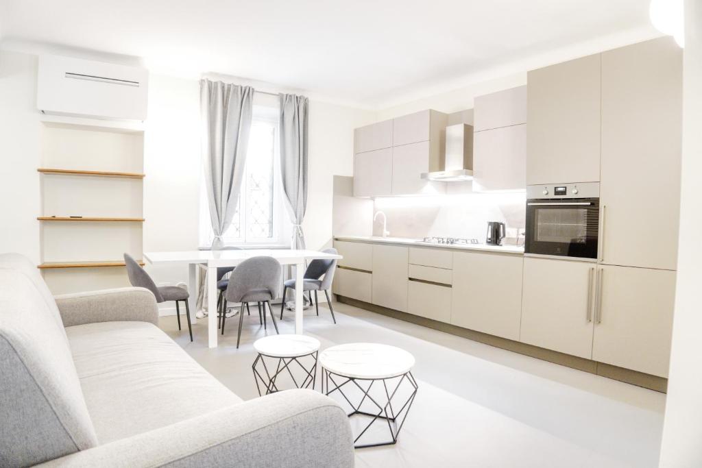 Monforte Premium Apartment - Steps from San Babila