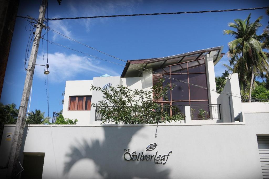 Kadugannawa PahalaにあるThe Silverleaf Villaの建物の側面に映る猫の影