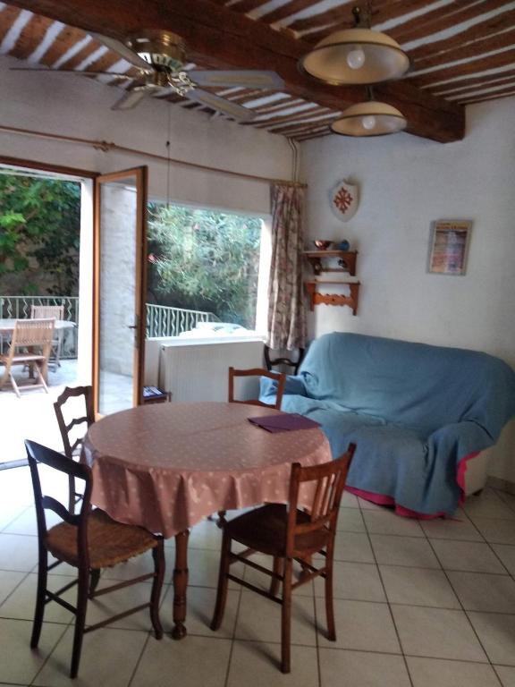 a living room with a table and a couch at La Casa in Montagnac