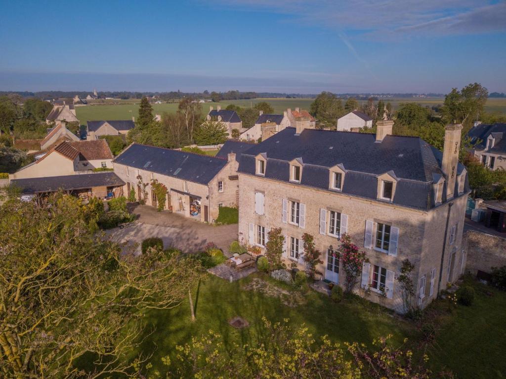 an aerial view of a large brick house at Les Prés du Manoir in Le Manoir