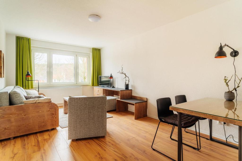 ein Wohnzimmer mit Sofa und Tisch in der Unterkunft Bodeapartment 4 in Elend
