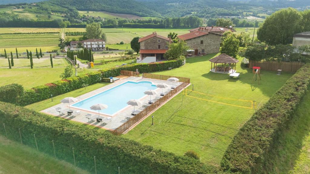 an overhead view of a swimming pool in a yard at La Pietraia by VacaVilla in Poppi