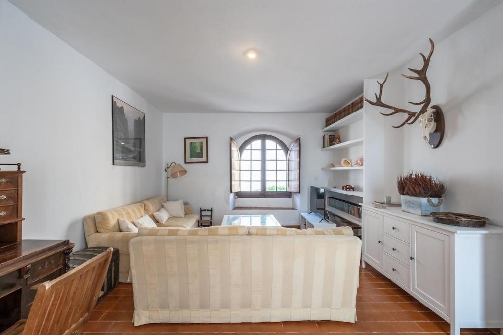 a living room with a couch and a table at Between sea and Altafulla castle in Altafulla