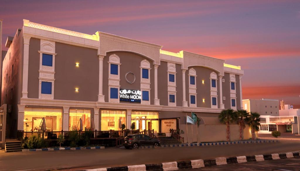 a building with a car parked in front of it at شقق نايت وايت مون للشقق المخدومة in Khamis Mushayt
