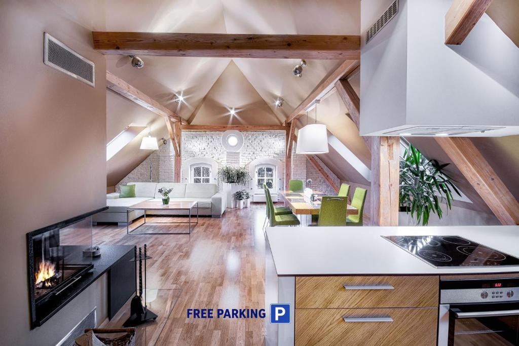 a kitchen and living room with an open floor plan at Apartmany Chornitzeruv dum in Telč