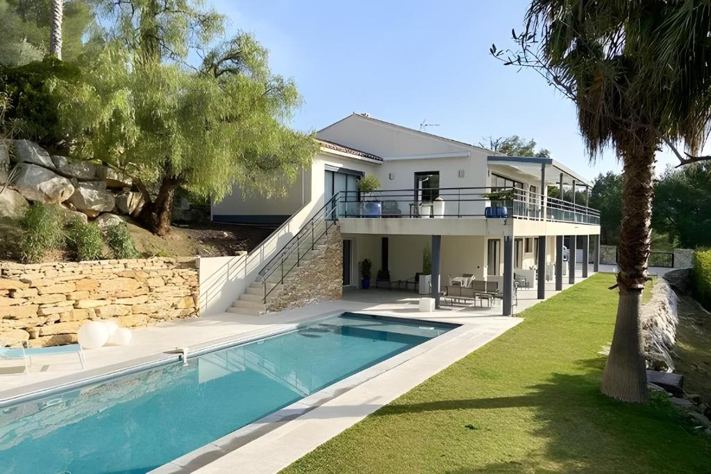 a villa with a swimming pool and a house at Entre Mer Et Pinède Piscine in Bandol
