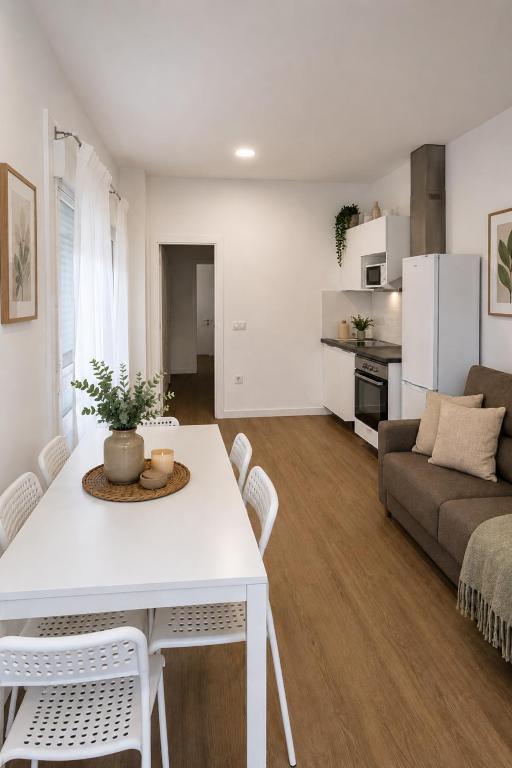 a living room with a white table and a couch at Estudio a 300 mts de la playa in Puebla de Farnals