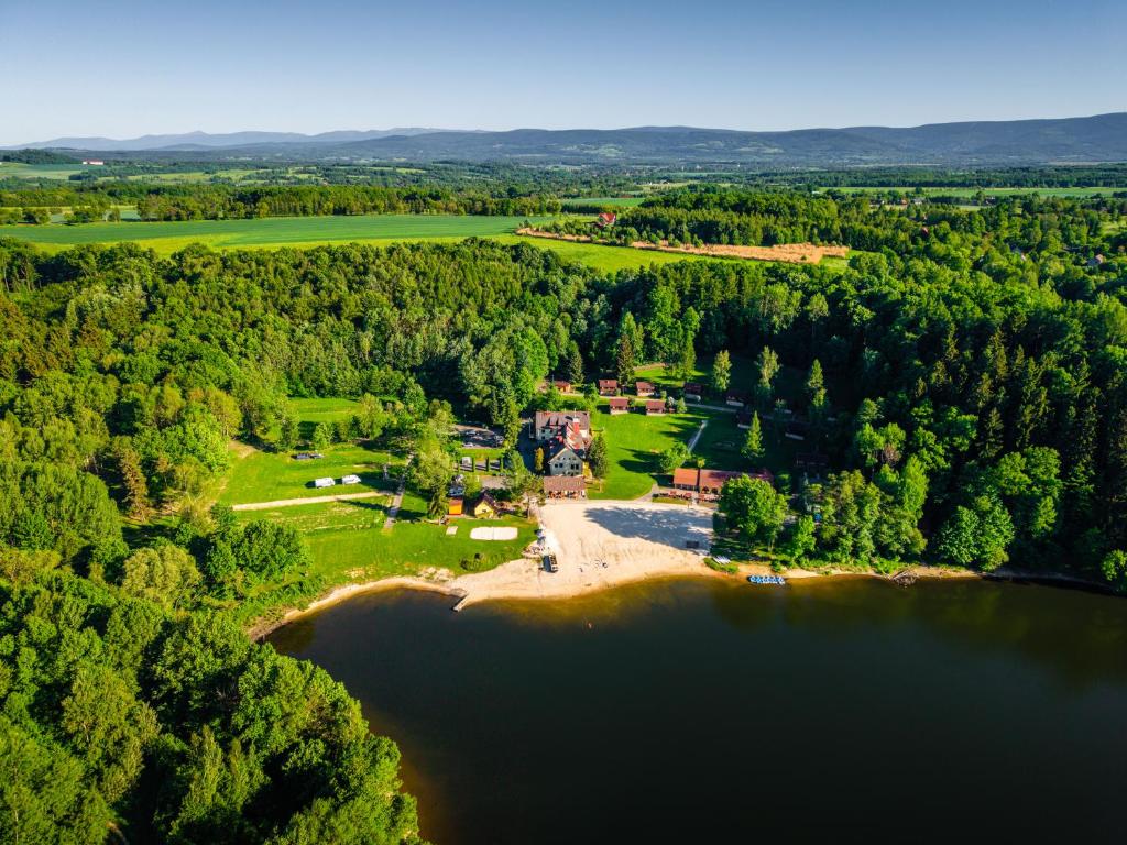 an aerial view of an island in a lake at Złoty Potok Resort OFERTA LATO 2026 Domki nad Jeziorem Złotnickim Prywatna Plaża Camping Pokoje tuż przy Lesie oraz Restauracja in Złoty Potok