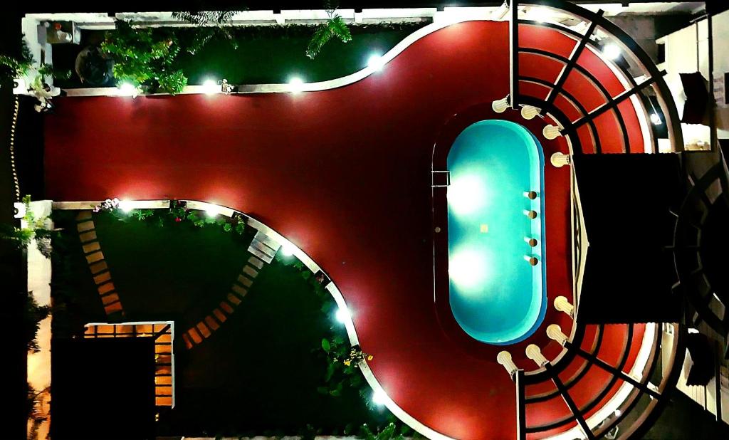 a large letter c on a building with lights at La Parshwa Villa Maré in Mahabalipuram