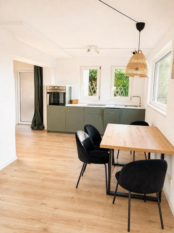 a kitchen and dining room with a table and chairs at Ferienwohnung Bienenkörbchen in Barge