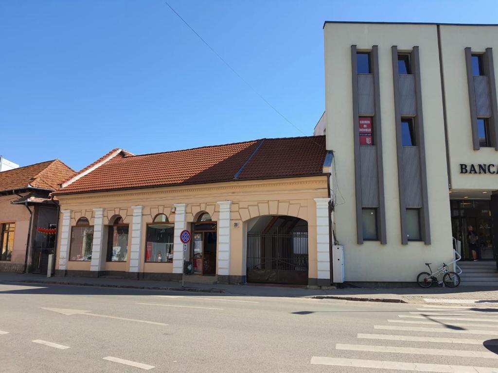 a building on the corner of a street at Casa Róza Vendégház in Sfântu-Gheorghe