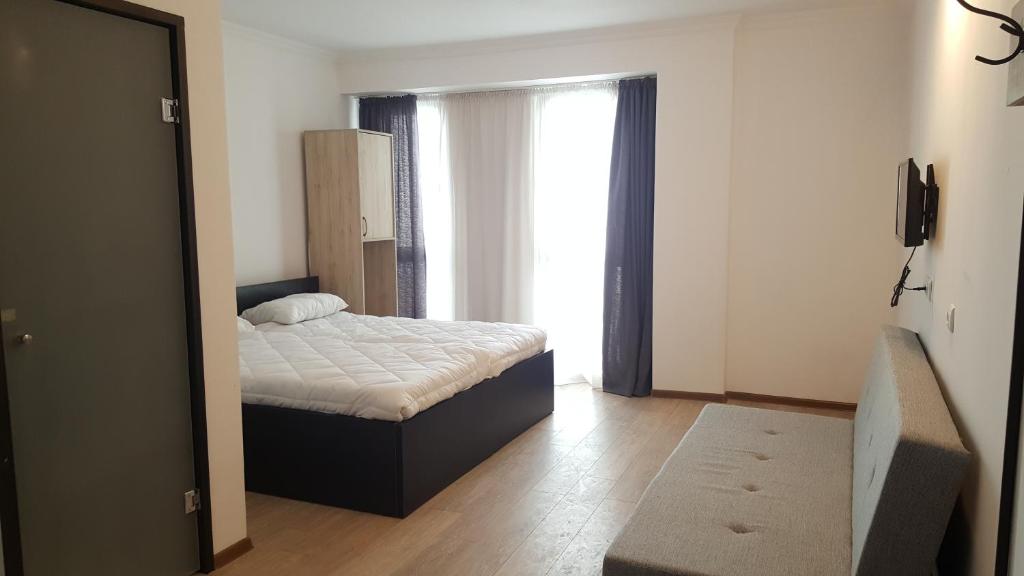 una camera con un letto e una grande finestra di Gudauri Hotel Loft Apartment 323 a Gudauri