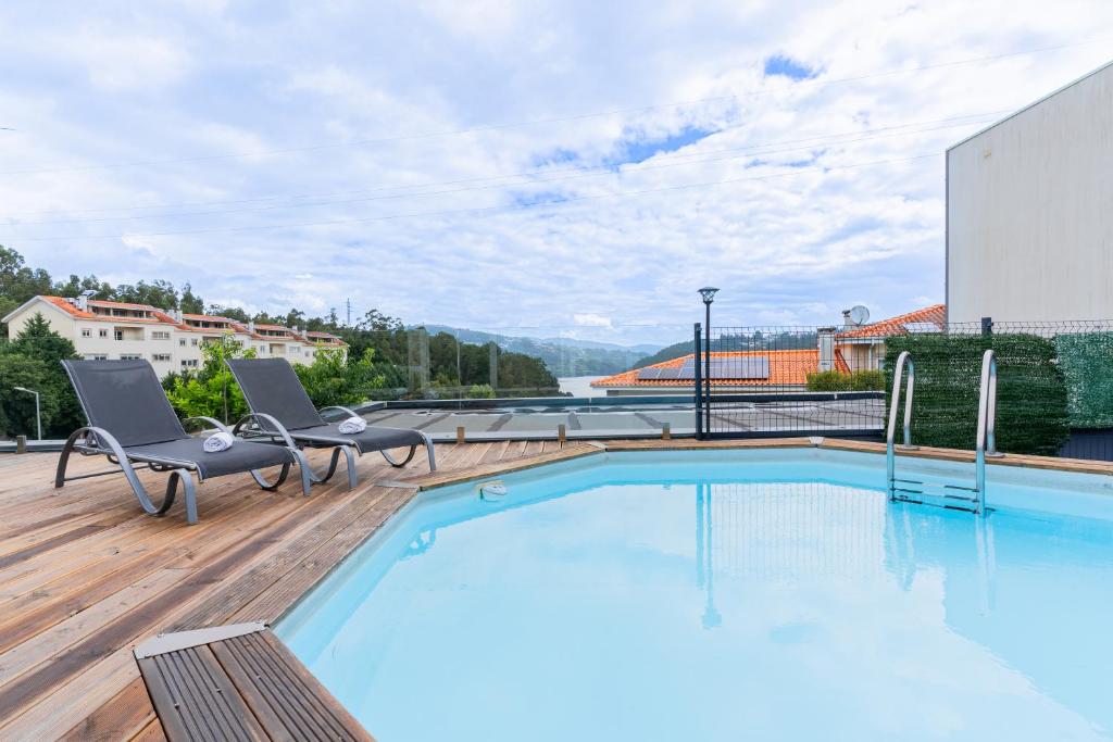 a pool on the roof of a building at Casa entre Rios in Alpendurada