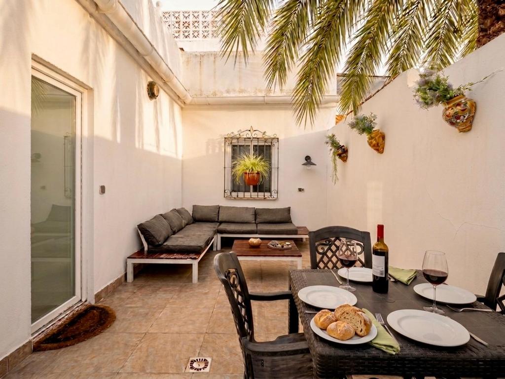Quiet 3-bedroom house near Town Hall & Centre