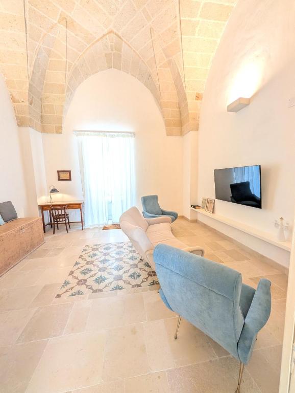 a living room with a couch and a tv at NUX Rooms & Garden in Veglie