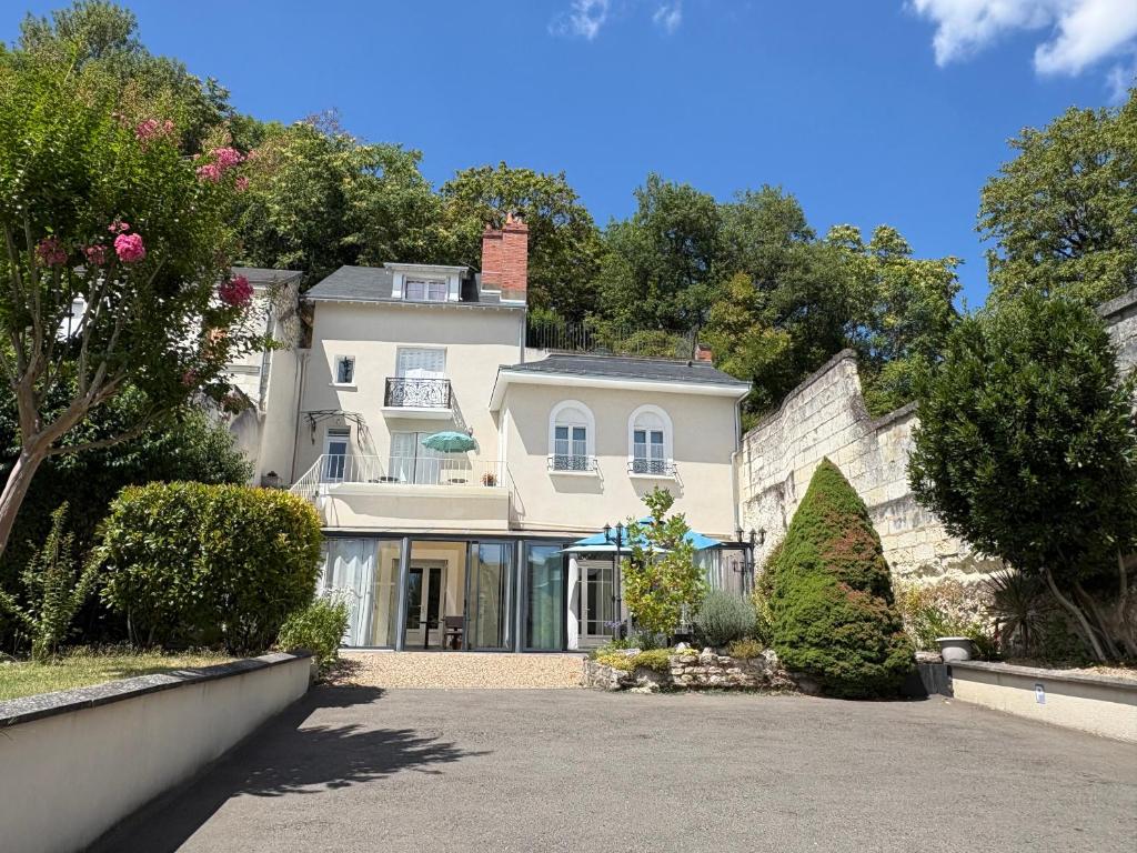 a large white house with a driveway at Les Rives du Cher - Chambres d'hôtes in Montrichard