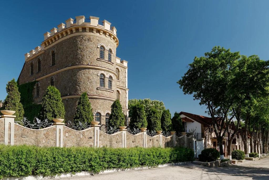 a building with a fence in front of it at Hotel Chateau Cojusna in Cojuşna