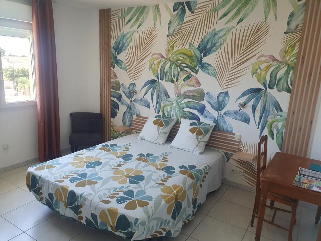 a bedroom with a bed with a floral wallpaper at Chez DavSon in Cers