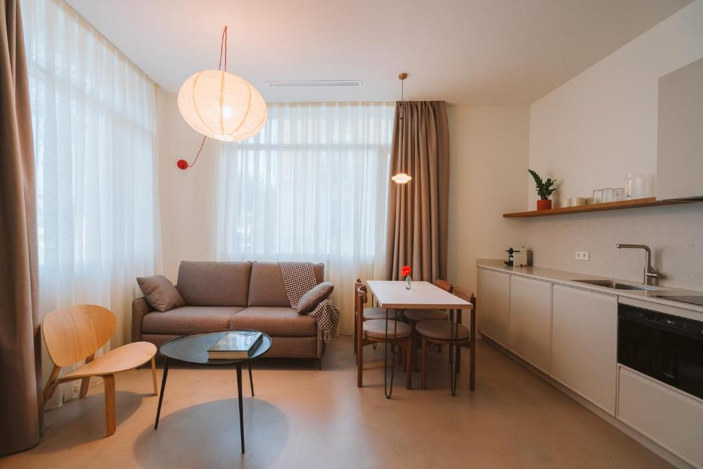 a living room with a couch and a table at Apartamentos Turísticos - ELBUZONROJO in Burgos