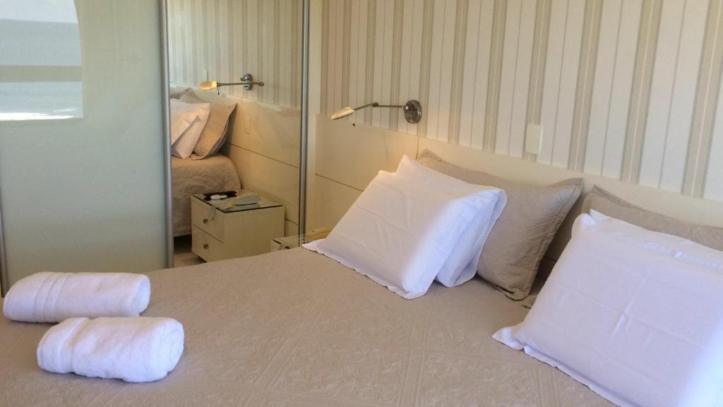 Llit o llits en una habitació de Lindo Apto em Ondina com Vista