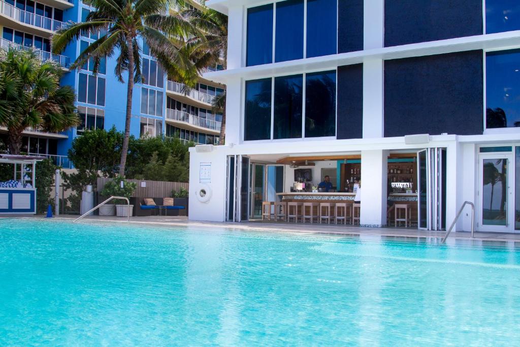 Bazén v ubytování B Ocean Resort Fort Lauderdale Beach nebo v jeho okolí
