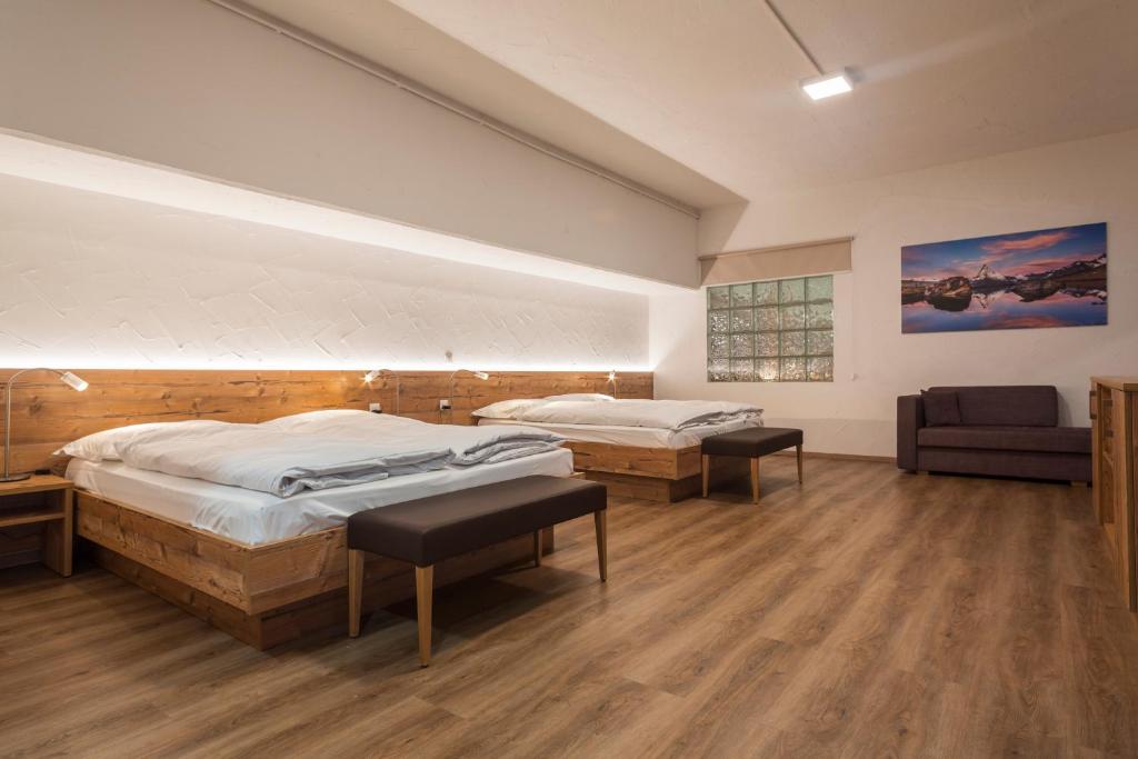 Postel nebo postele na pokoji v ubytování Zermatt Budget Rooms