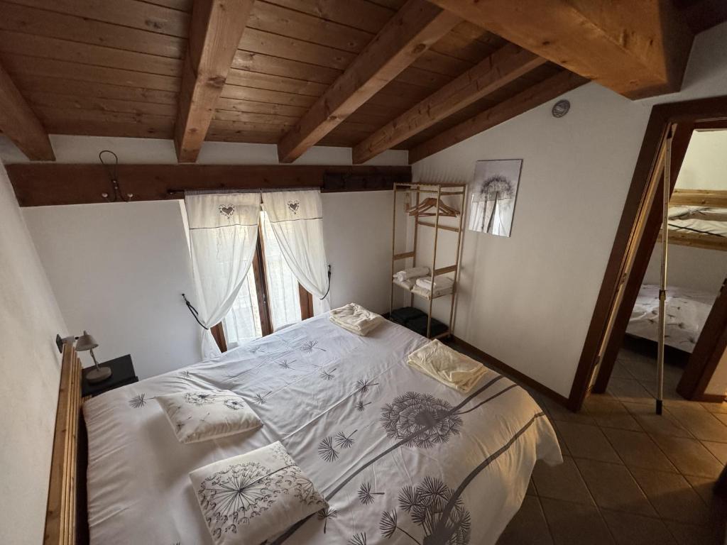 a bedroom with a bed in a room with wooden ceilings at Casa Patty in Civo