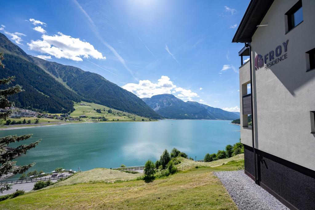 a view of a lake from the side of a building at Residence Froy in Resia