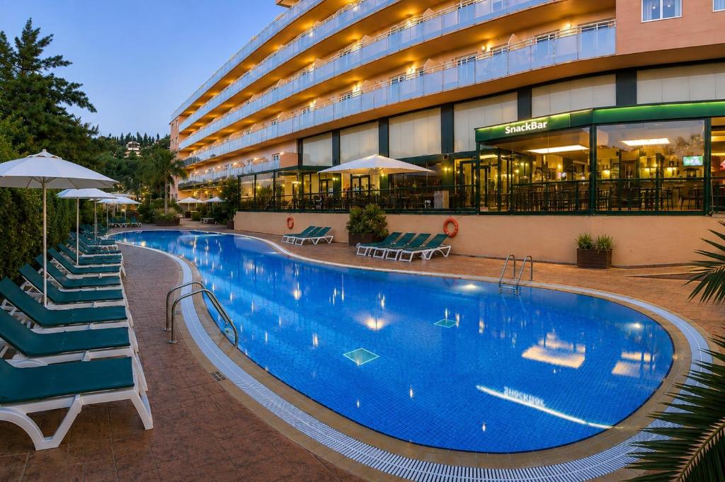 a large swimming pool in front of a building at Aparthotel SunClub Salou in Salou