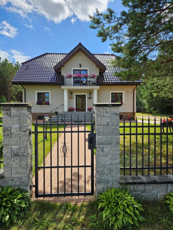 a gate in front of a house at Agroturystyka Pod Sosnami w Atenach in Nowinka