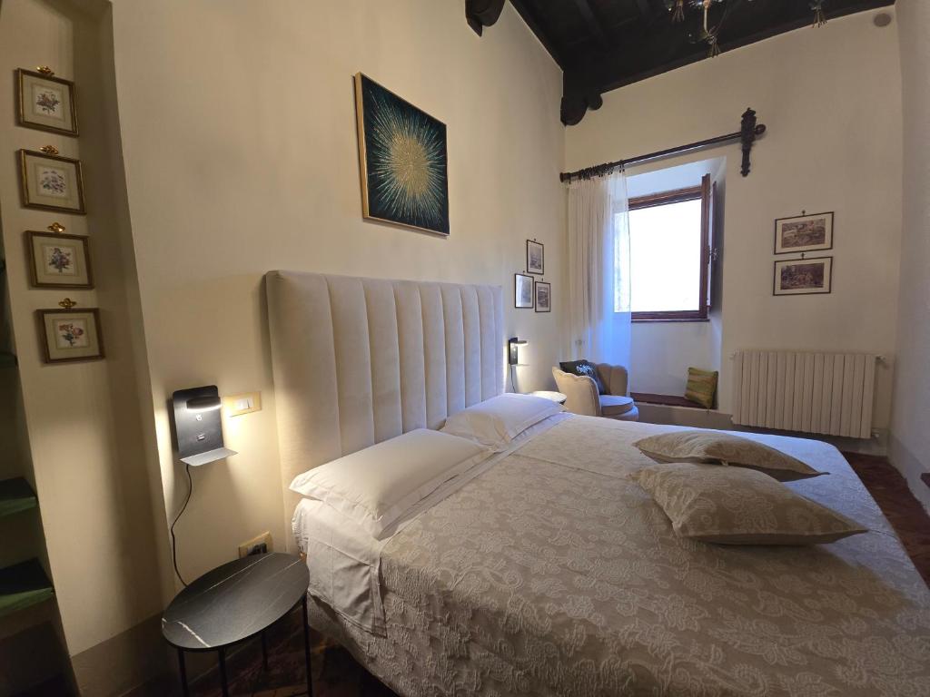 a bedroom with a large bed and a window at Finestra dell'Angelo a Pienza in Pienza