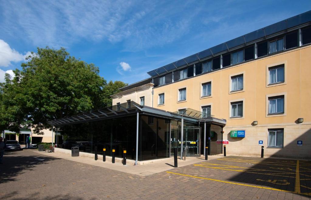 ein großes Gebäude mit einem schwarzen Vordach davor in der Unterkunft Holiday Inn Express Bath by IHG in Bath