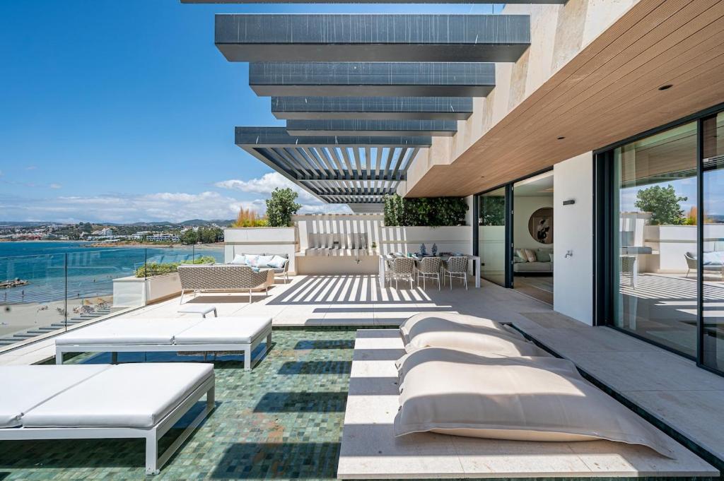 Luxury front line beach apartment IKKIL Bay