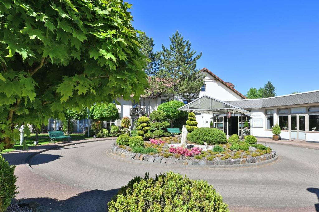 a garden in the middle of a driveway at Landhotel Schnuck in Schneverdingen